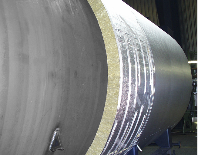Avoiding thermal bridges by insulating cylindrical boiler and container shells without spacers