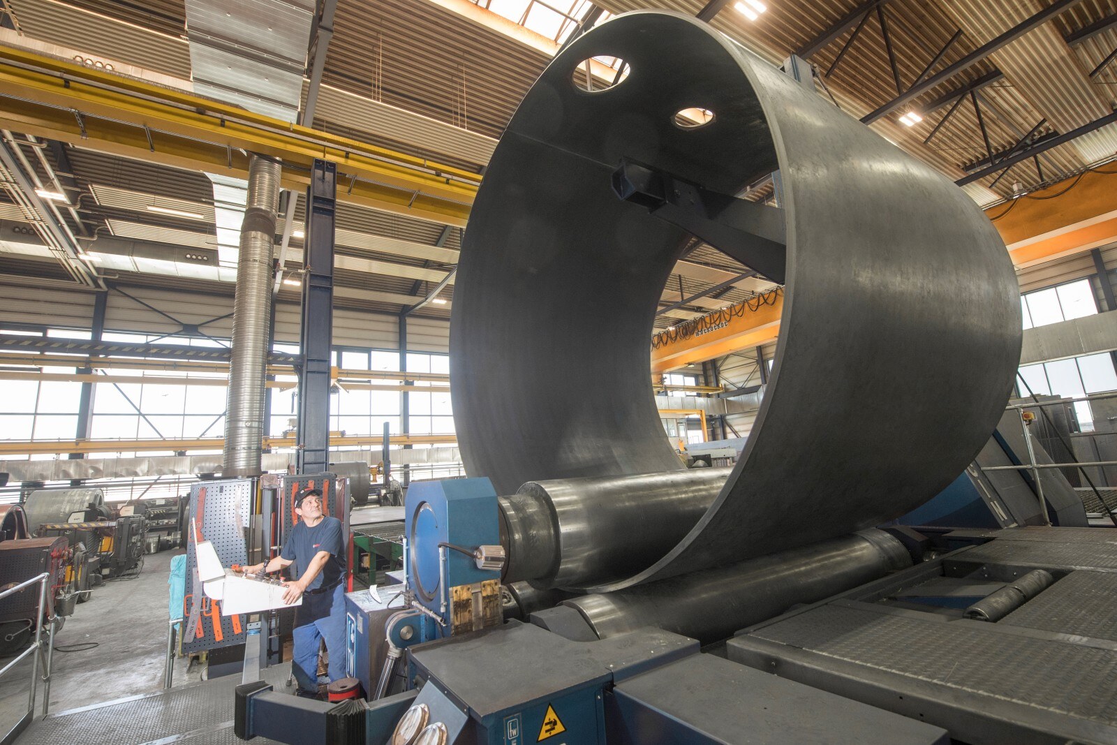 Bending of sheet metals with widths up to 3.5 m is possible