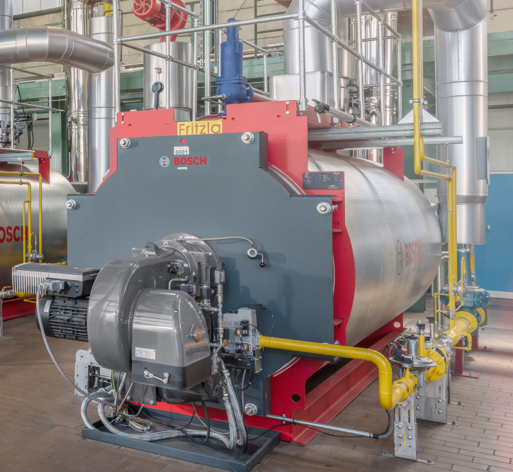 Installierter Monoblockbrenner an Heißwasserkessel