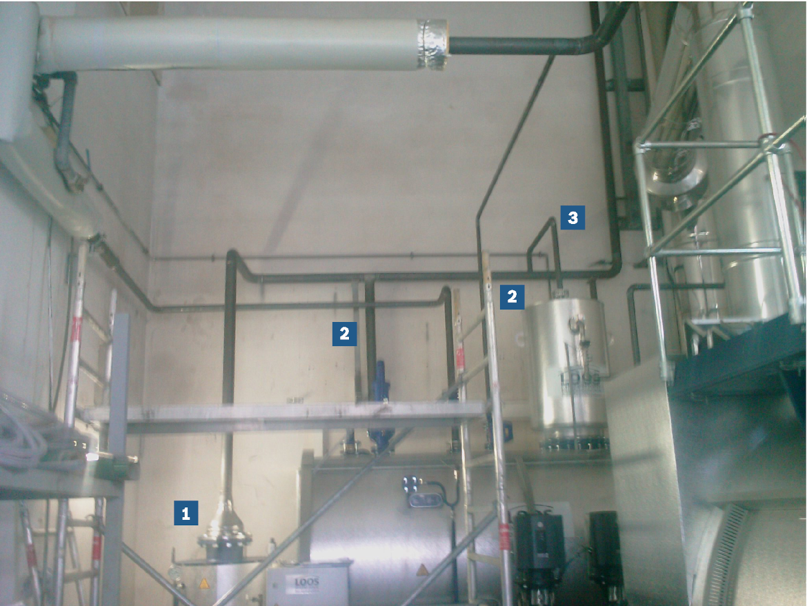 Zúžení (1) potrubí expandované páry na odkalovací nádrži. Svedení (2) potrubí expandované páry od pojistného ventilu a
potrubí brýdových par. Provedení potrubí brýdových par není v nerezu (3).