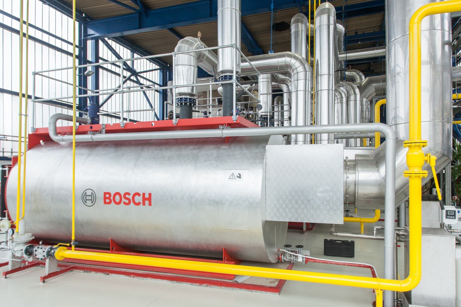 Integrated flue gas heat exchanger on warm- and hot water boilers (UT-L/UT-M) in a system